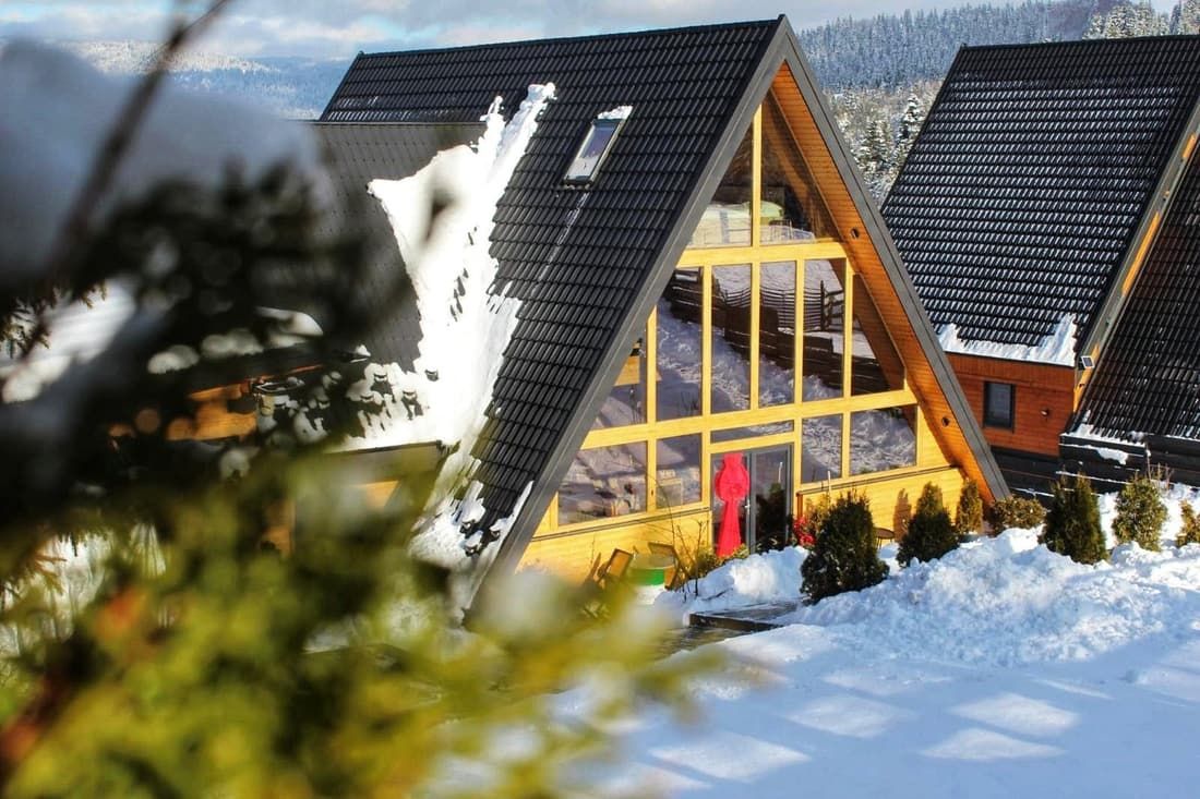 Cabana A-Frame iarna, cu zăpadă pe acoperiș