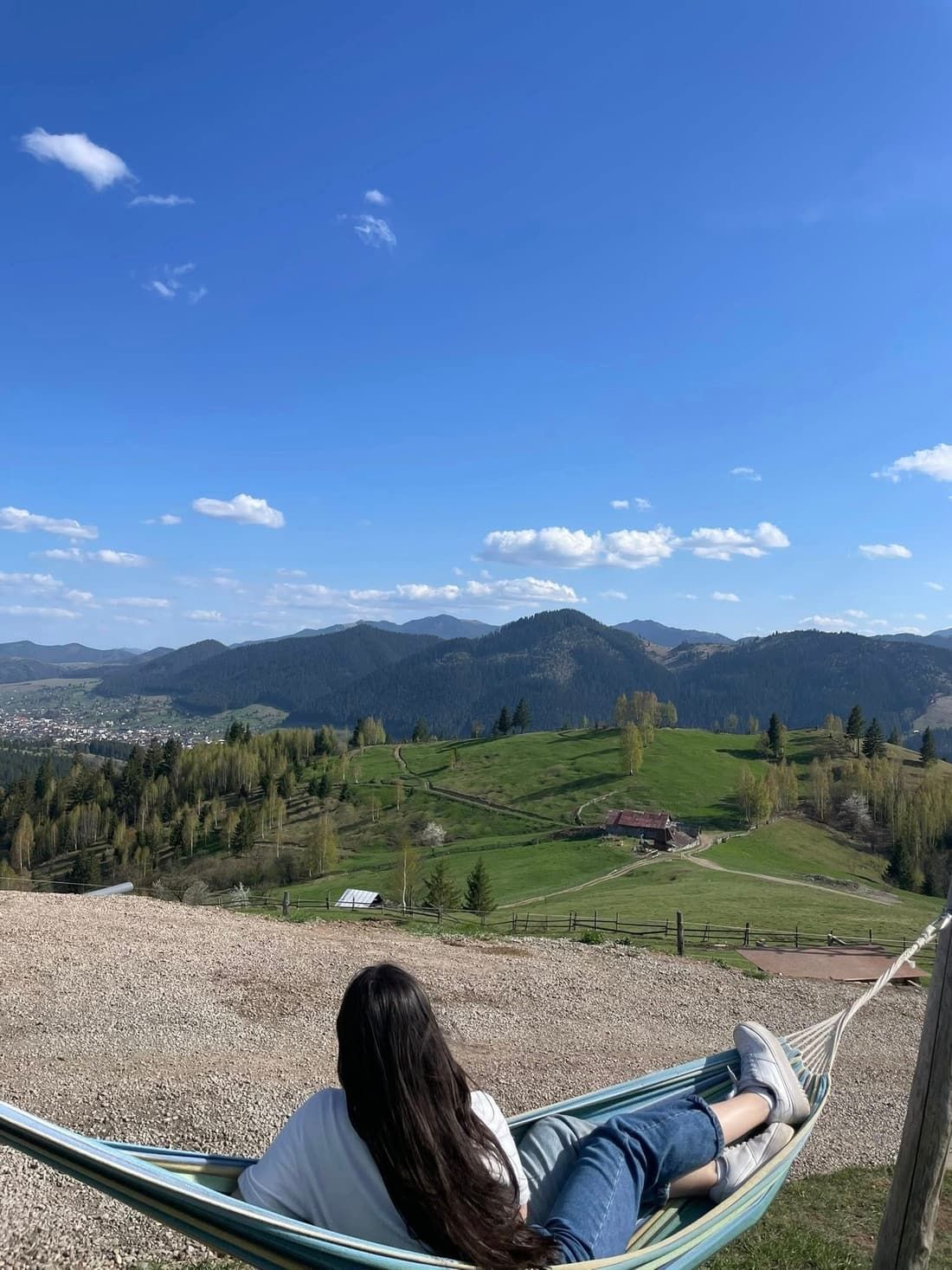 Hamacul din grădină, cu panoramă spre munți