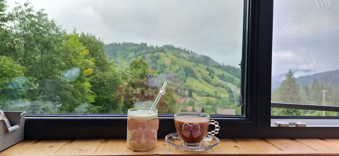 Cafeaua de dimineață, cu vedere la munte