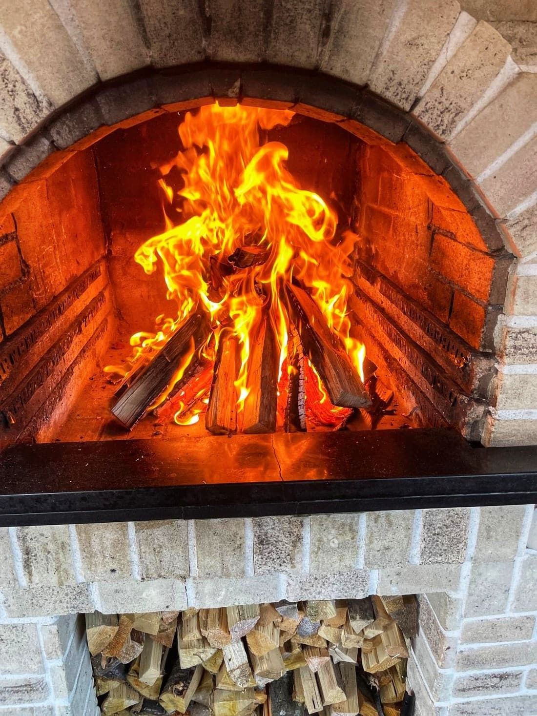 Șemineul pe lemne din living